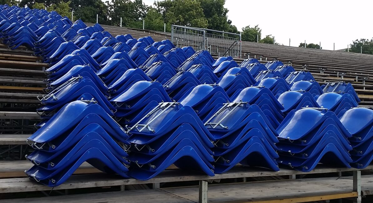 blaue gestapelte Sitzschalen - macht das Sinn?