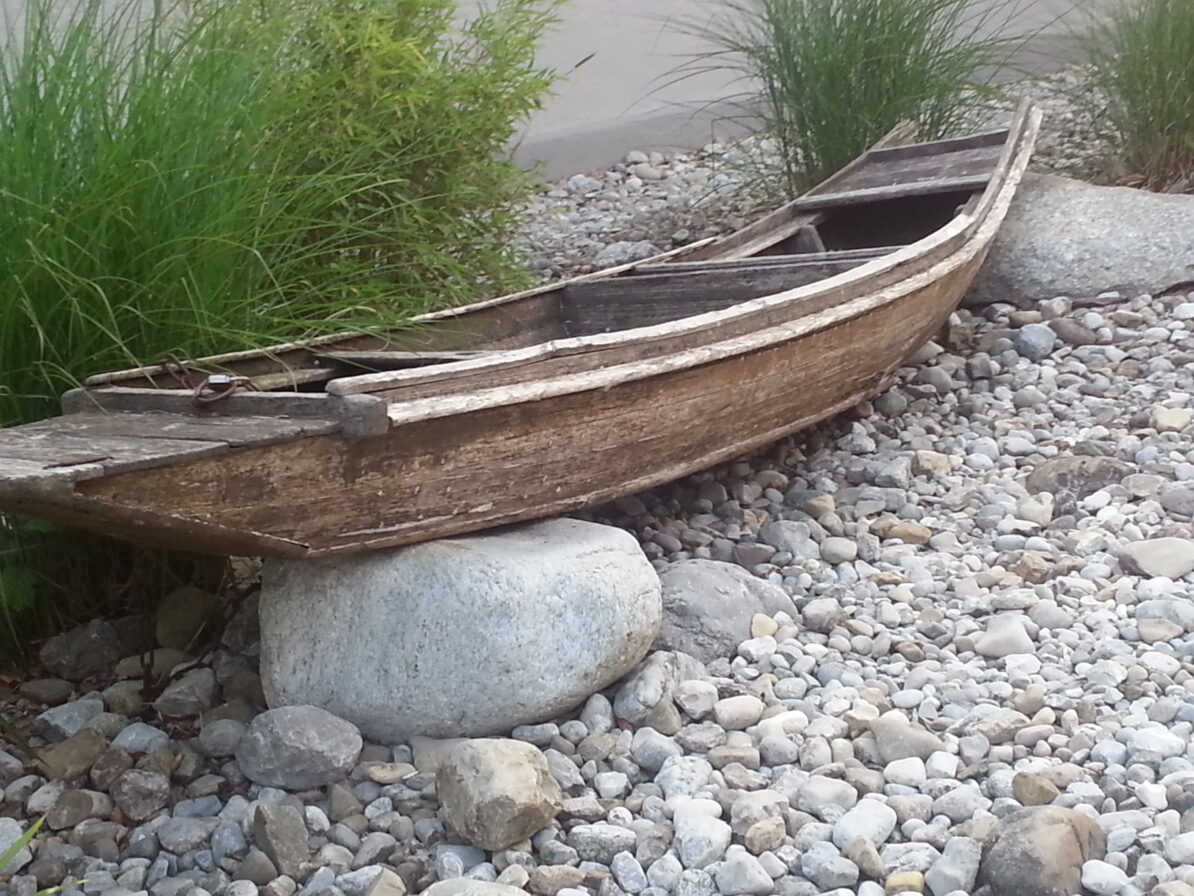 gestrandetes Boot auf dem Trockenen