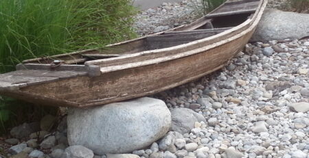 gestrandetes Boot auf dem Trockenen
