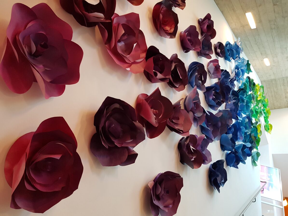 Papierblumen an einer Wand bilden eine schöne Struktur