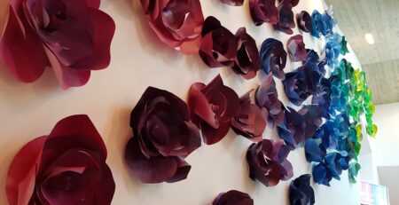 Papierblumen an einer Wand bilden eine schöne Struktur